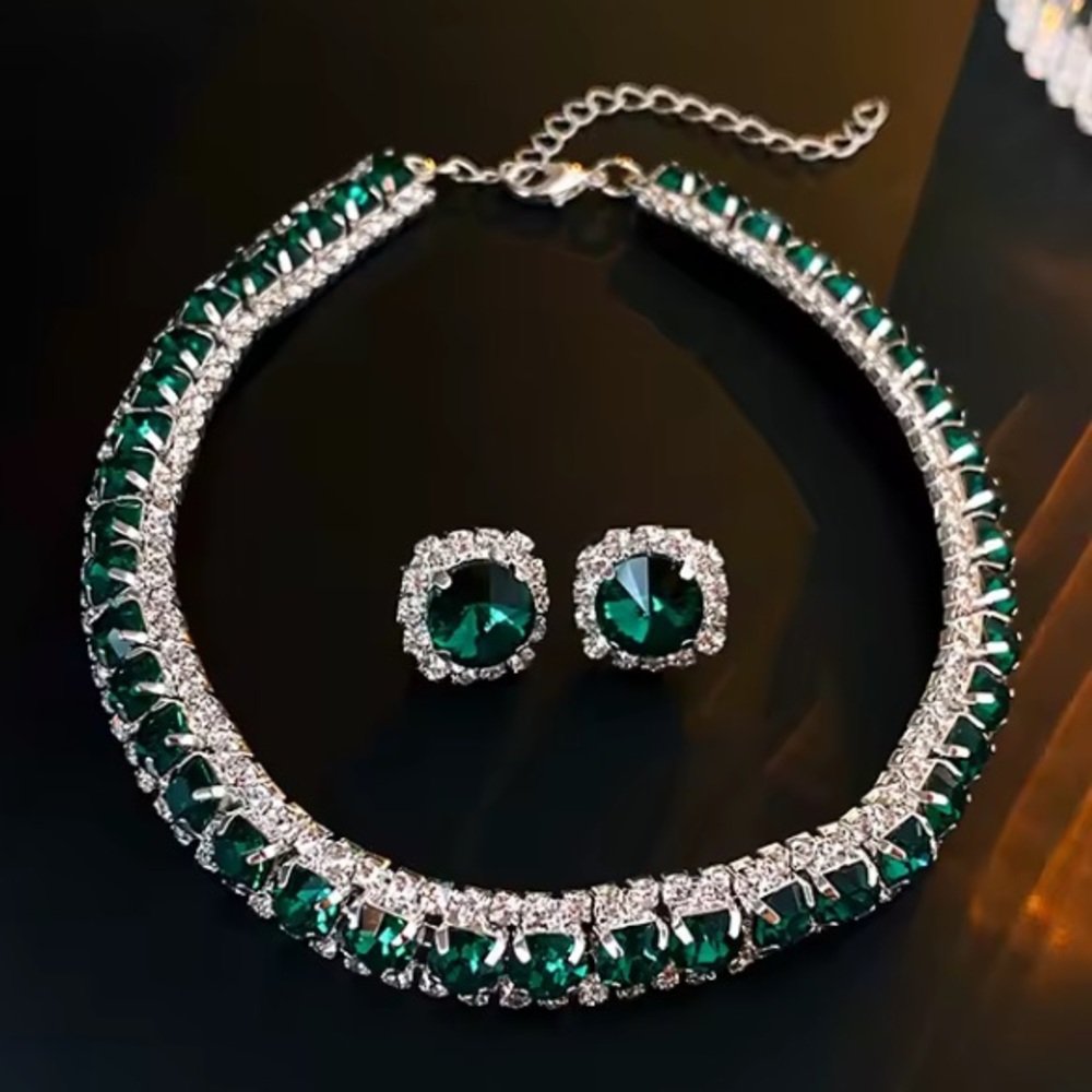 Elegant Girl necklace .Green rhinestone and Silver Jewelry Set